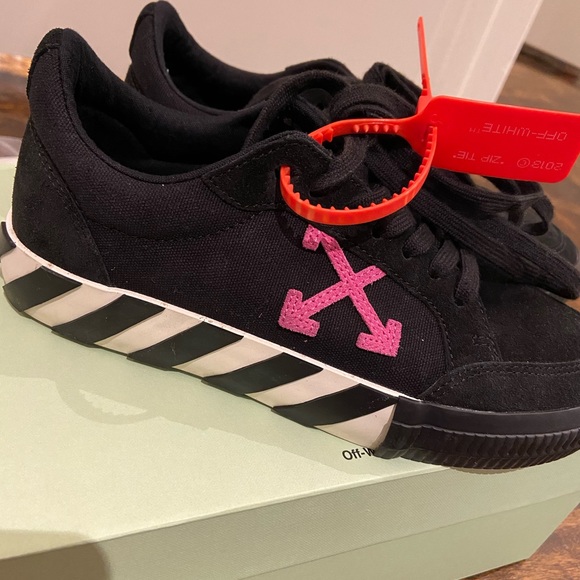 Off-White Low Vulcanized Sneakers - Picture 5 of 15